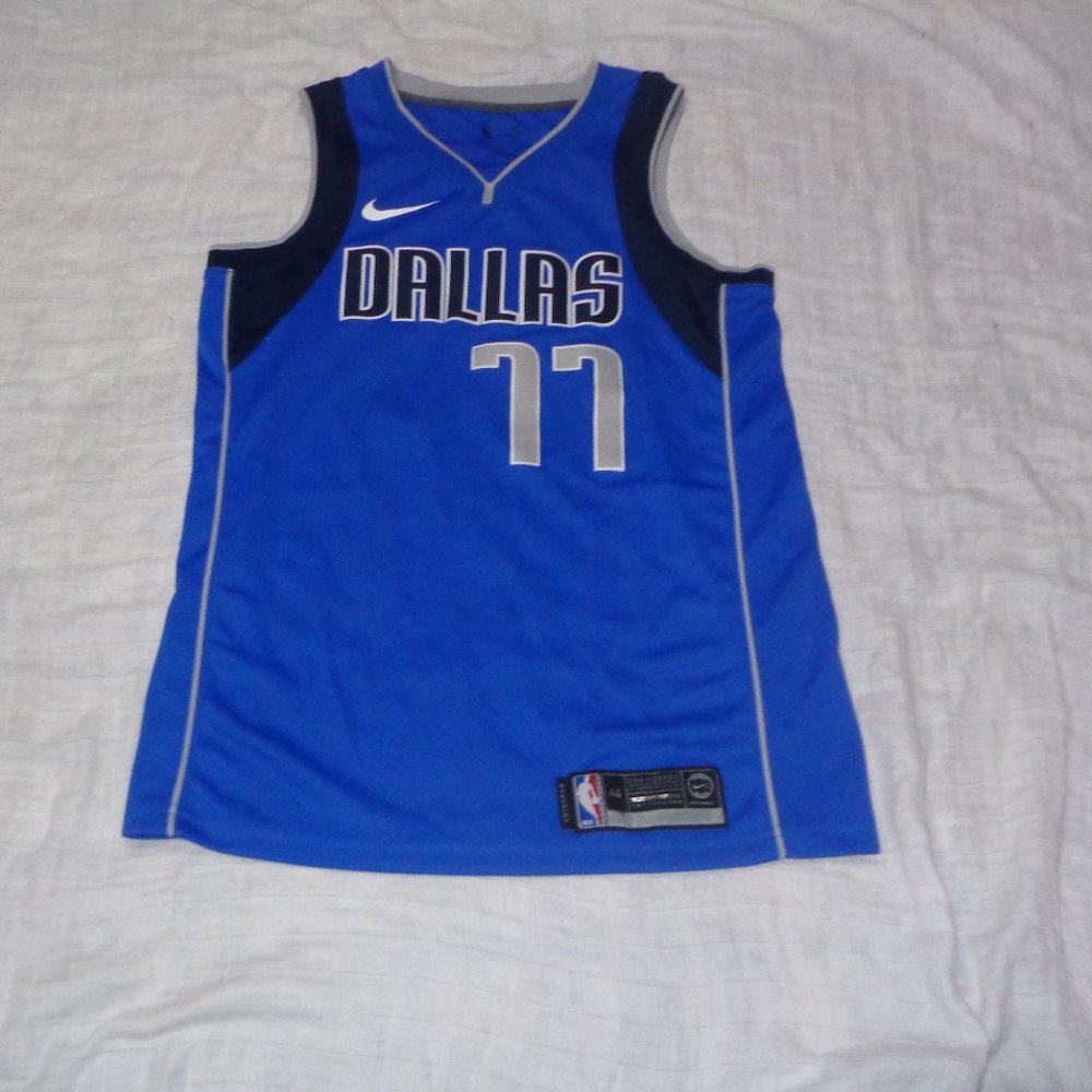 Luka Doncic Nike Swingman NBA Basketball Jersey Dallas Mavericks Size 44 Medium